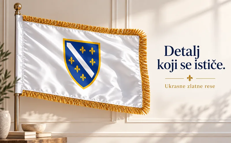 Detalj zlatnih resa na bijeloj zastavi Ljiljani.