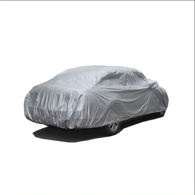 Automobil prekriven sivom PEVA ceradom.