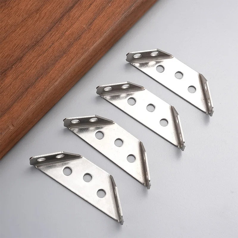 Detaljan izgled metalnih kutnika i njihovih otvora.